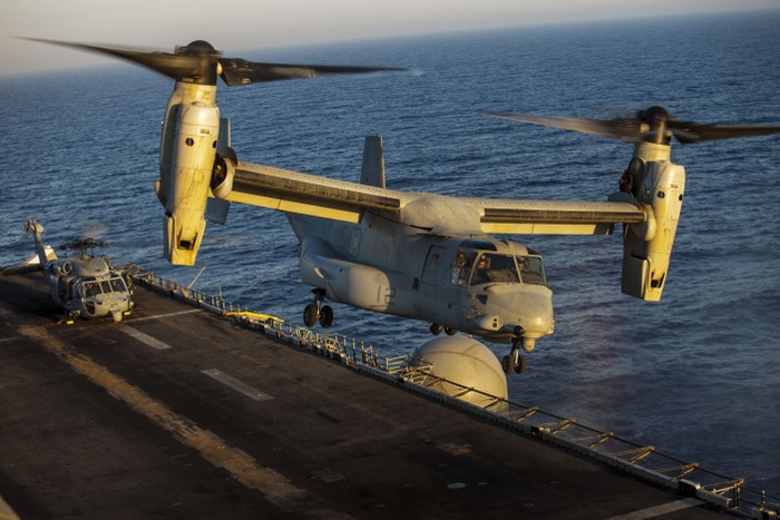 Trực thăng MV-22 Osprey trên tàu đổ bộ Mỹ - USS Kearsarge (ảnh chụp ngày 13/7/2013)